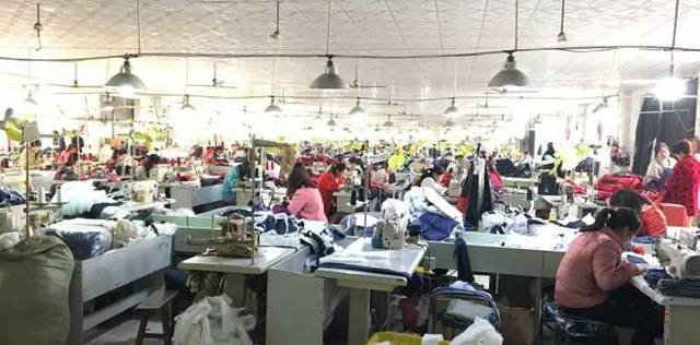 淮陰區(qū)袁集服裝廠生產(chǎn)旺季,吳靜、倪春曉一行人怎樣讓一車間的員工都做了這樣一件事?